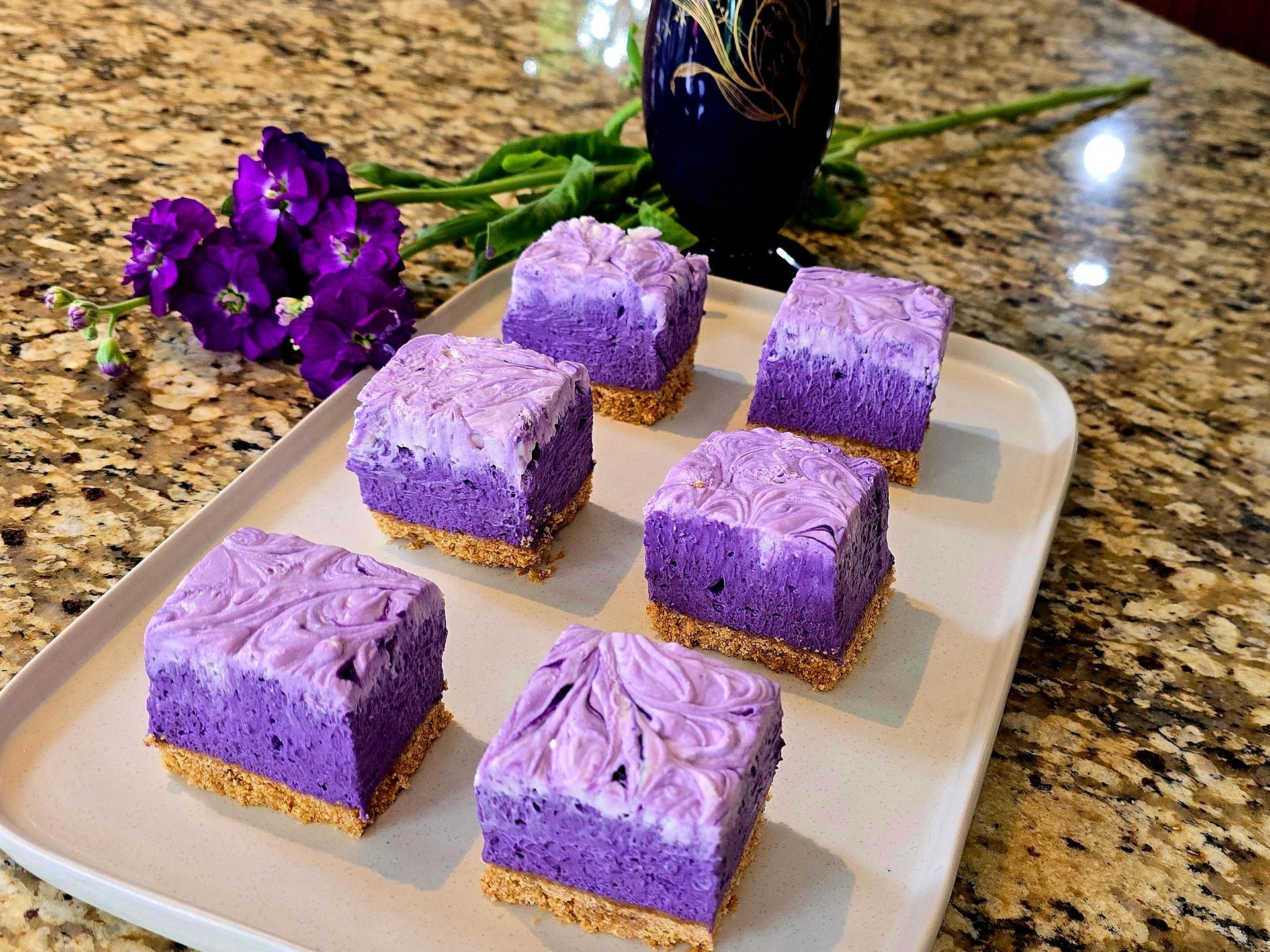 Barres de cheesecake à l'ube sans cuisson